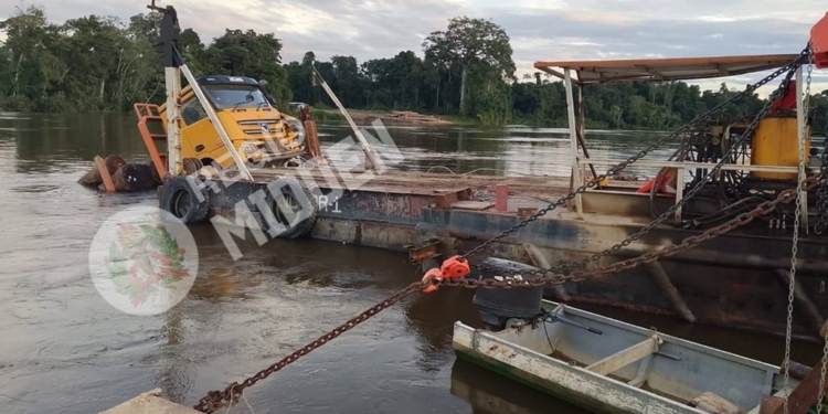truck met houtblokken