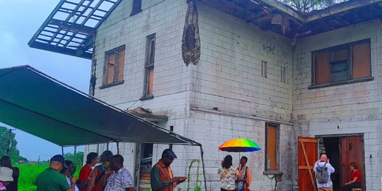 verwoest huis moengo