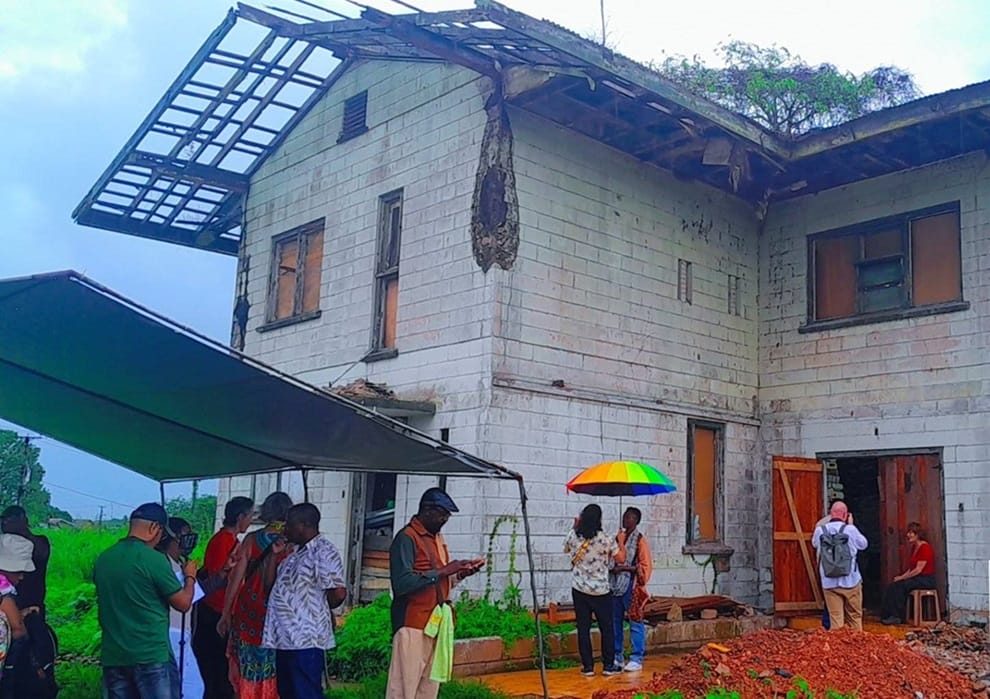 verwoest huis moengo