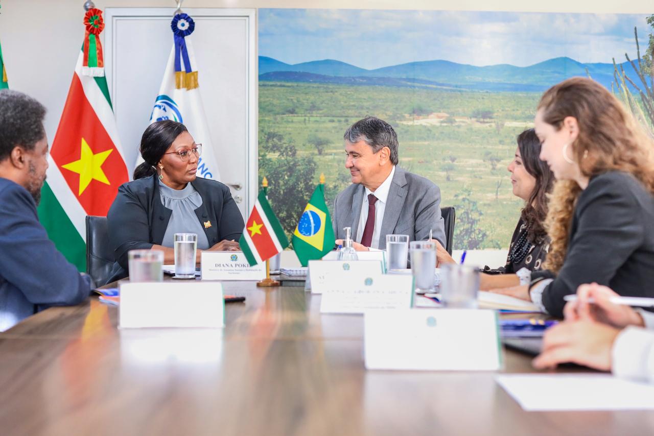 Minister Pokie in gesprek met haar Braziliaanse ambtgenoot