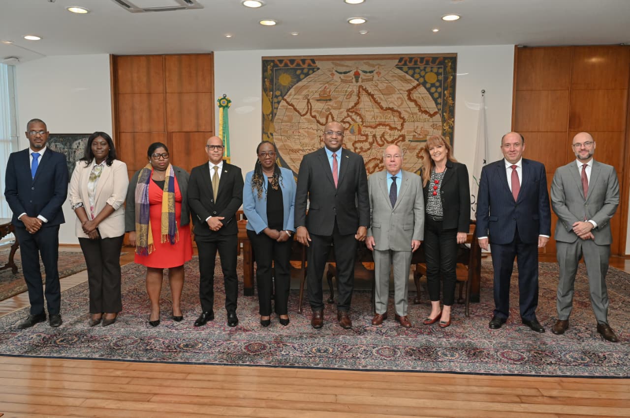 Minister Melvin Bouva en zijn Braziliaanse ambtsgenoot Mauro Vieira tijdens overleg in Brasília ter voorbereiding van het bezoek van president Jennifer Simons.