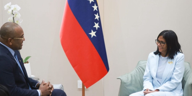 Minister van Buitenlandse Zaken, Internationale Handel en Samenwerking, Melvin Bouva heeft onlangs een beleefdheidsbezoek gebracht aan waarnemend president van de Bolivariaanse Republiek Venezuela, Delcy Rodríguez, in Caracas