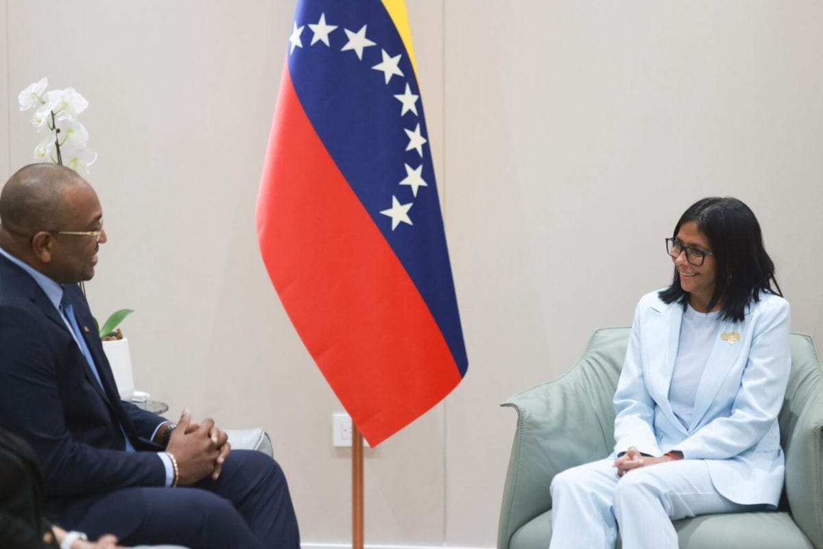 Minister van Buitenlandse Zaken, Internationale Handel en Samenwerking, Melvin Bouva heeft onlangs een beleefdheidsbezoek gebracht aan waarnemend president van de Bolivariaanse Republiek Venezuela, Delcy Rodríguez, in Caracas