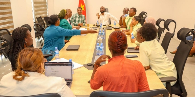 Vereniging van Verloskundigen in gesprek met minister André Misiekaba over versterking van geboortezorg in Suriname.