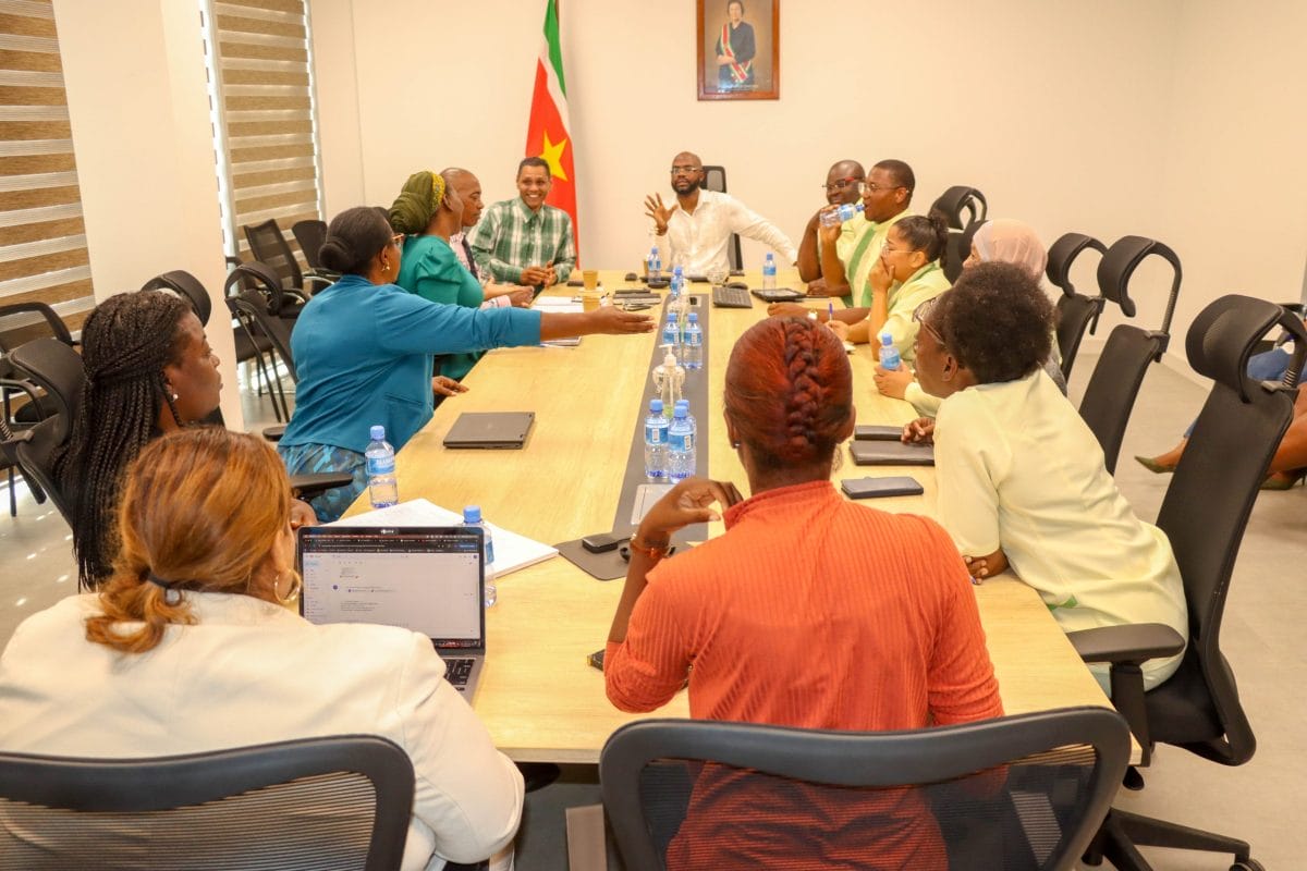 Vereniging van Verloskundigen in gesprek met minister André Misiekaba over versterking van geboortezorg in Suriname.