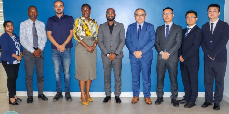 Minister André Misiekaba ontvangt een delegatie van Huawei tijdens een presentatie over digitale zorgoplossingen en slimme gezondheidsnetwerken voor Suriname.