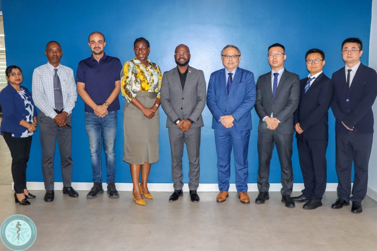 Minister André Misiekaba ontvangt een delegatie van Huawei tijdens een presentatie over digitale zorgoplossingen en slimme gezondheidsnetwerken voor Suriname.