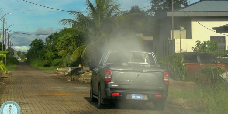 Dengue wagen rijdt door Blauwgrond bij start van luchtbespuitingen tegen Chikungunya in Suriname.