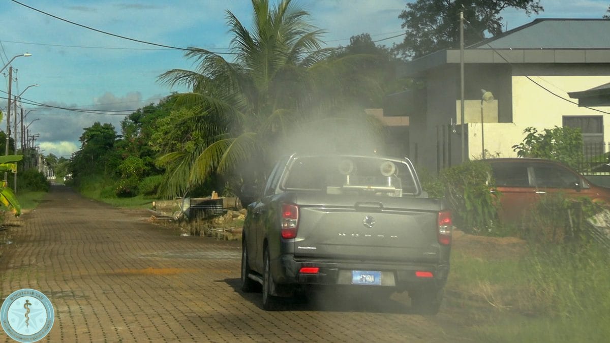 Dengue wagen rijdt door Blauwgrond bij start van luchtbespuitingen tegen Chikungunya in Suriname.