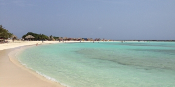 Veel toeristen kiezen eerder voor de stranden van de Cariben dan voor een reis naar Suriname
