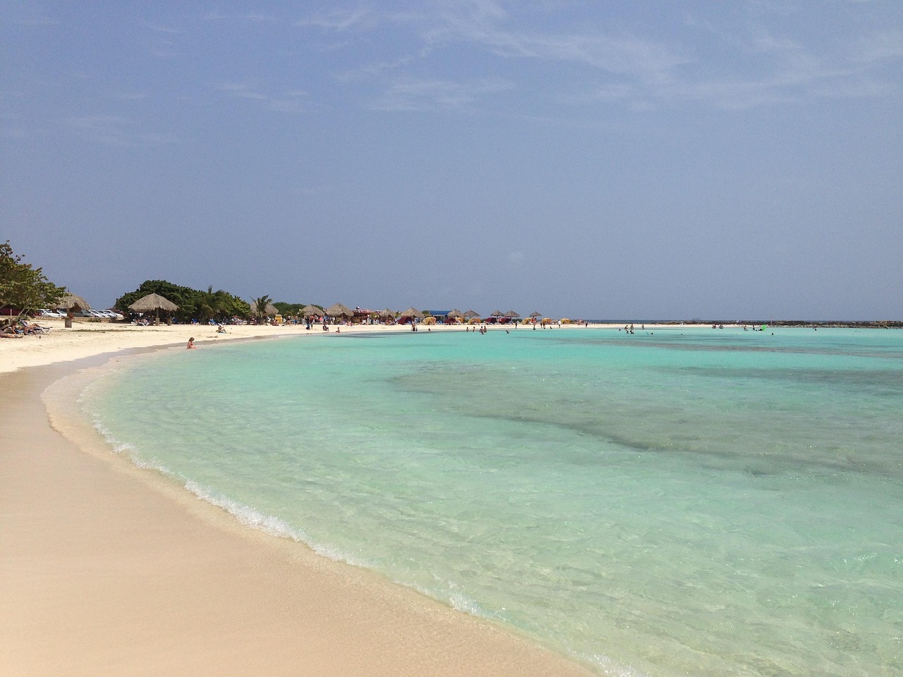 Veel toeristen kiezen eerder voor de stranden van de Cariben dan voor een reis naar Suriname