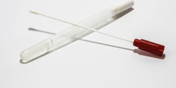 Een vaderschapstest meestal gebeurt via DNA-onderzoek. Daarbij worden vaak wangslijmmonsters afgenomen van het kind en de vermeende vader