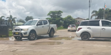 auto verkeer zandweg gaten straat pickup paramaribo suriname onderwater