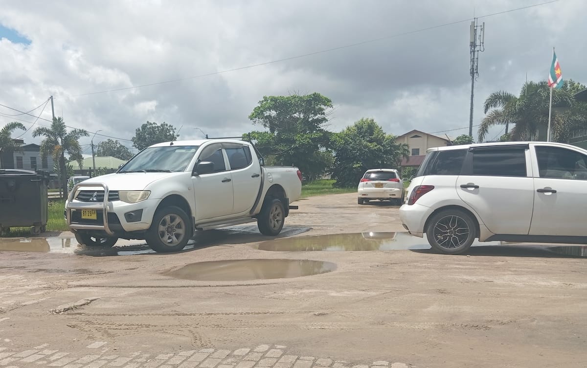auto verkeer zandweg gaten straat pickup paramaribo suriname onderwater