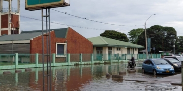 Wateroverlast belemmert toegang tot Academisch Ziekenhuis Paramaribo