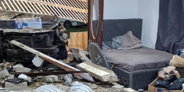 Busje rijdt woning binnen: gezin zwaar geschokt na nachtelijk incident