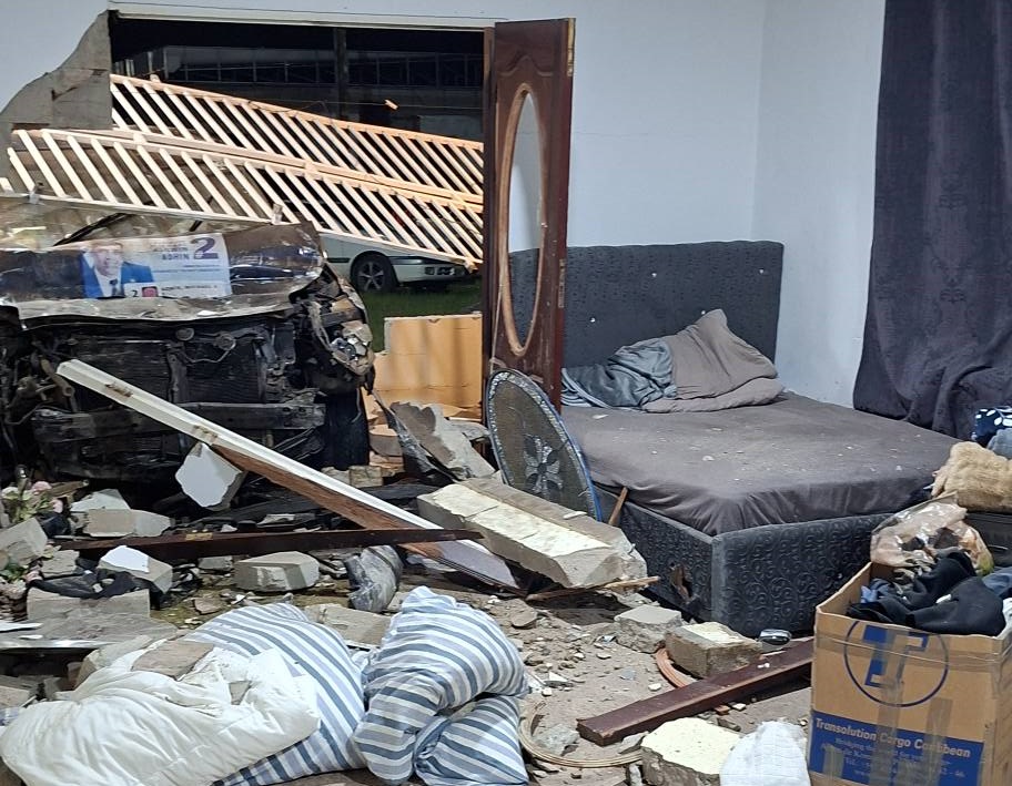 Busje rijdt woning binnen: gezin zwaar geschokt na nachtelijk incident