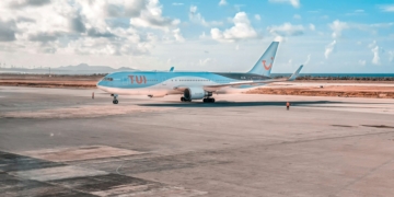 Van 15 euro naar Londen tot honderden euro’s binnen de regio: waarom goedkoop vliegen voor veel Surinamers nog altijd buiten bereik blijft. Foto: TUI op Curaçao