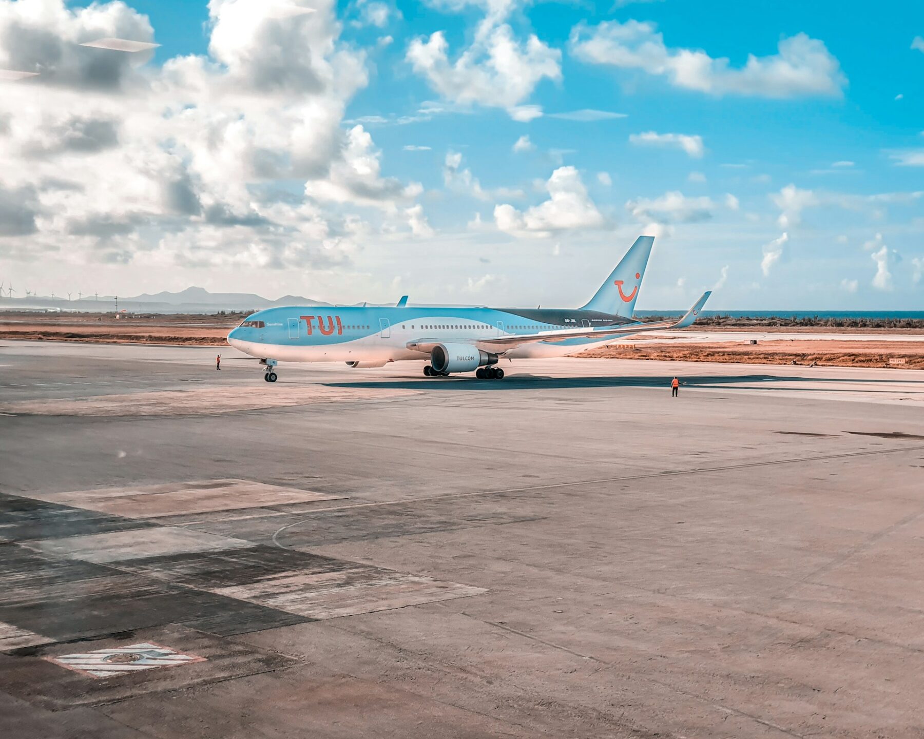 Van 15 euro naar Londen tot honderden euro’s binnen de regio: waarom goedkoop vliegen voor veel Surinamers nog altijd buiten bereik blijft. Foto: TUI op Curaçao