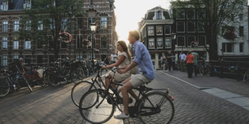 Wie is opgegroeid met het vrijwel onveranderlijke dag en nachtritme van Suriname kan de Nederlandse zomer als ongewoon ervaren.