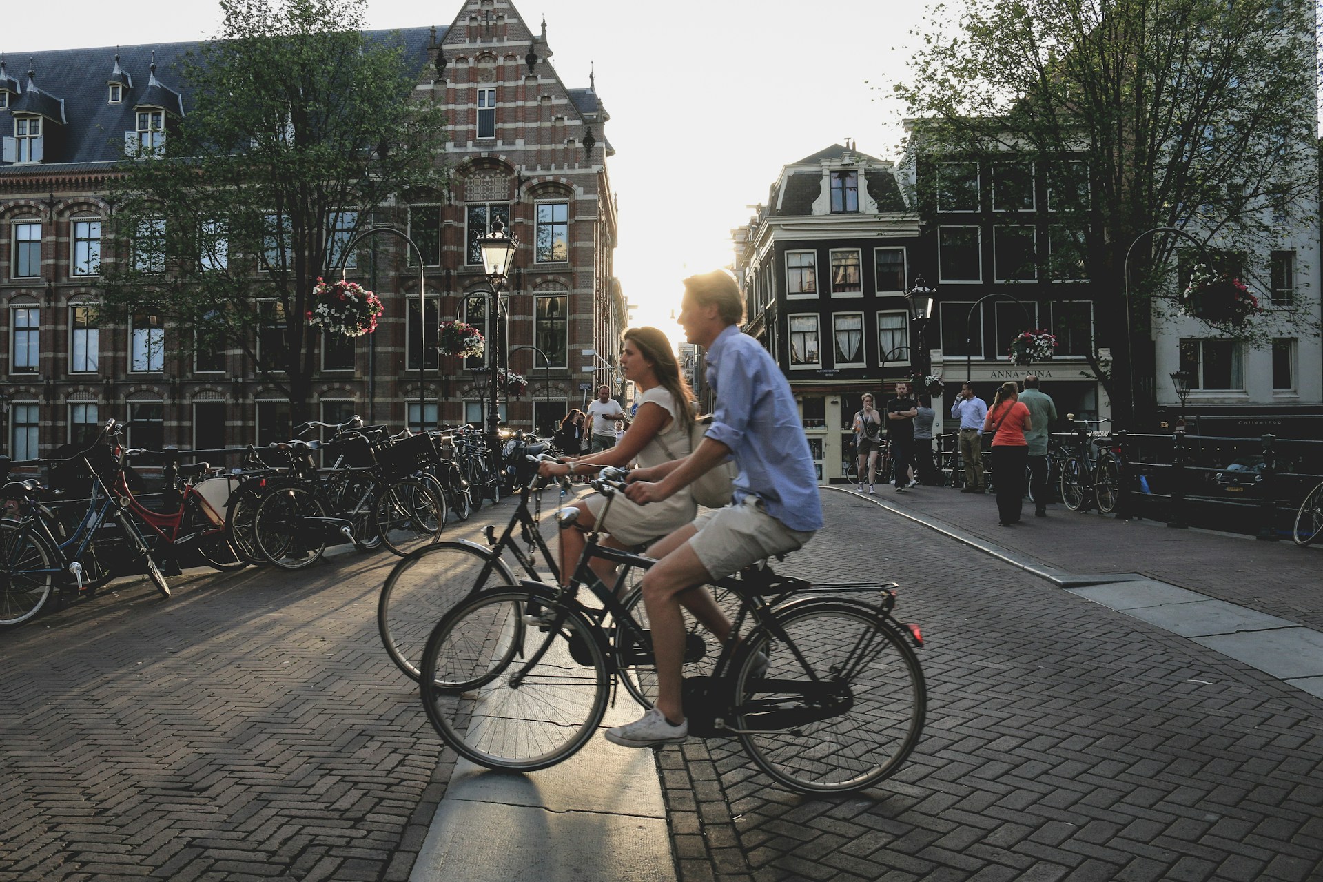 Wie is opgegroeid met het vrijwel onveranderlijke dag en nachtritme van Suriname kan de Nederlandse zomer als ongewoon ervaren.