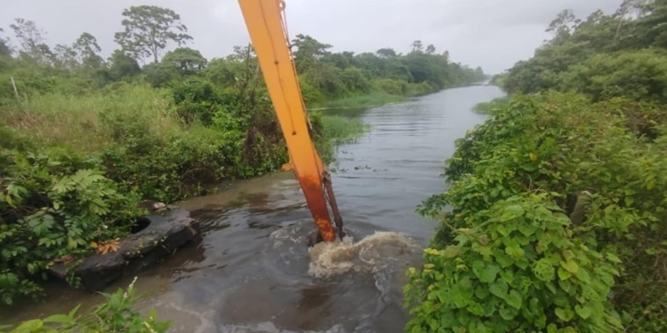 ophalen trens goot kanaal