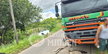 Auto belandt in trens na botsing met vrachtwagen.