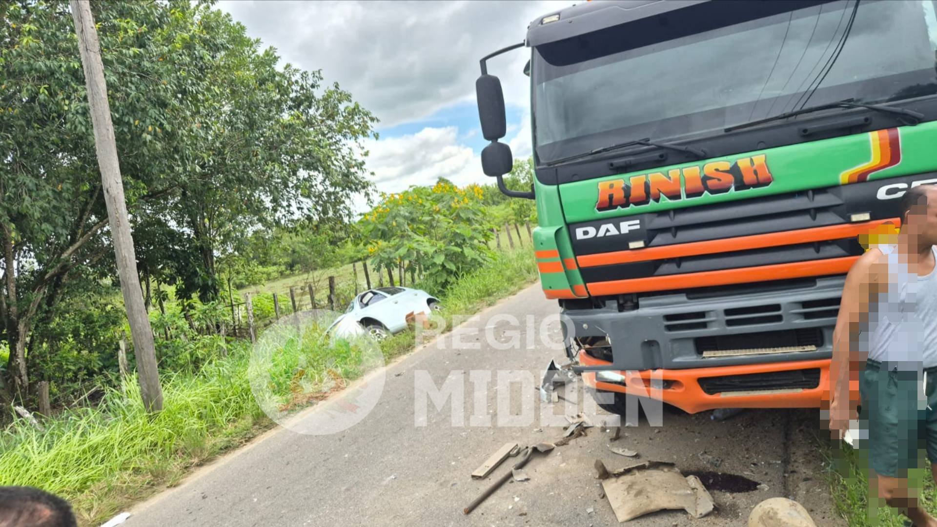 Auto belandt in trens na botsing met vrachtwagen.