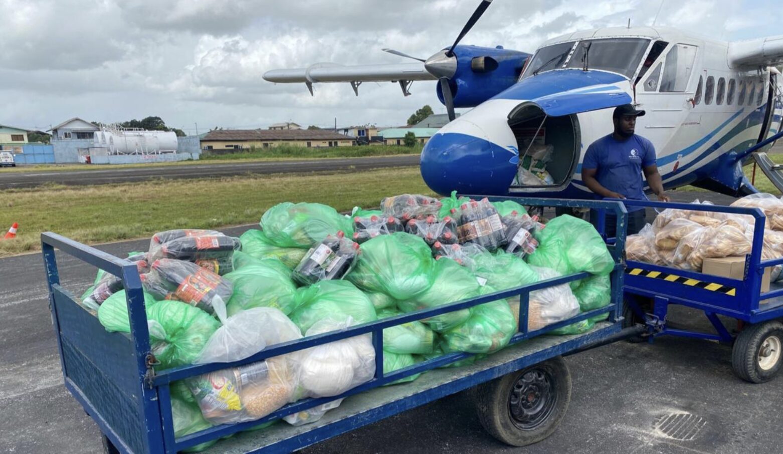 Voedselpakketten worden via het commissariaat van Coeroeni verdeeld onder gezinnen die zijn getroffen door wateroverlast in het zuiden van Suriname.