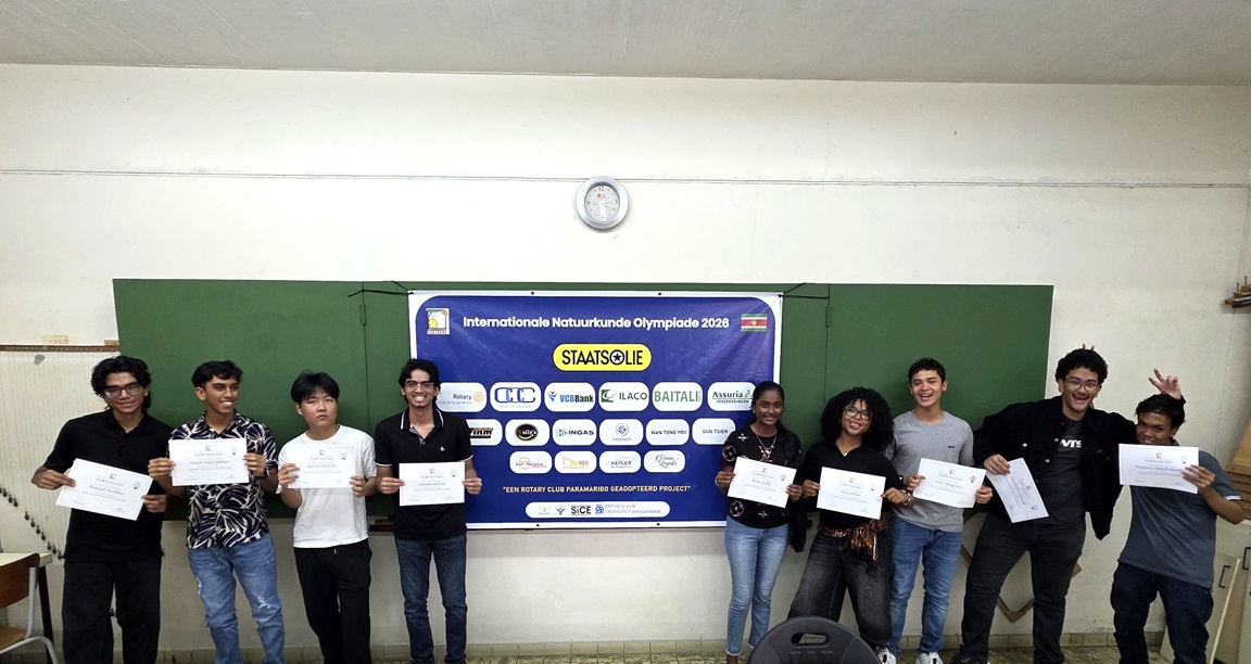 De delegatie bestaat uit vijf studenten — Bindya Jodha (SGS), Alicia Milan (Miranda Lyceum), Gian Hoogvliets (Nassy Brouwer College), Daniël Bloemenveld (Miranda Lyceum) en Deshawn Abdoelrahman (Miranda Lyceum) — onder leiding van twee natuurkundeleraren.