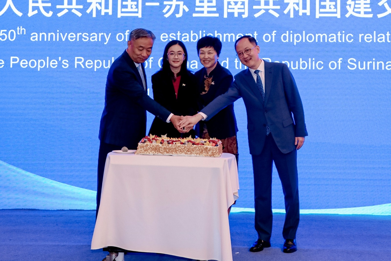 Ambassadeur Vanessa Li en Chinese functionarissen tijdens de viering van 50 jaar diplomatieke betrekkingen tussen Suriname en China in Beijing.