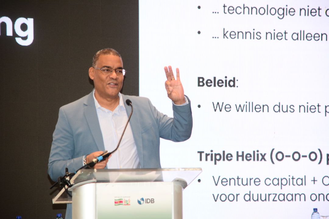 Minister Andrew Baasaron verzorgt een keynote presentatie tijdens de slotdag van het Nationaal Onderwijscongres 2026.
