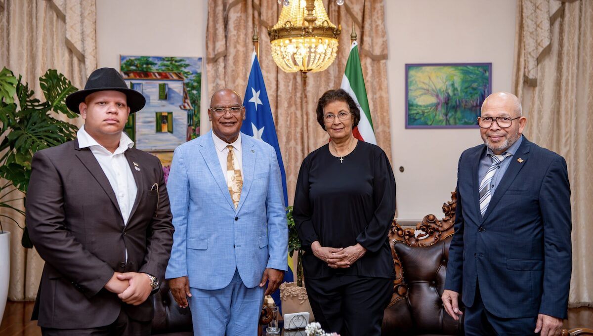 Curaçaose viceminister-president Cooper in gesprek met president Simons over samenwerking olie- en gassector. Foto: CDS