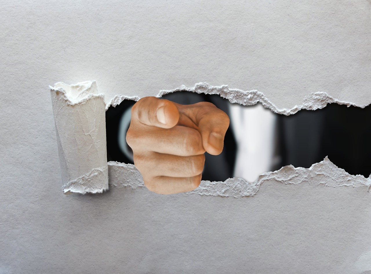 Drie directeuren en een groeiende top hoeveel Surinamers betalen straks de rekening? Foto: Pixabay