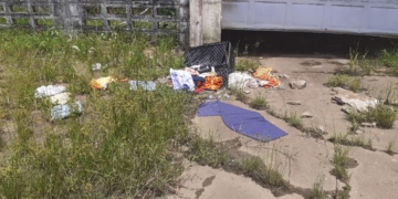 De gedumpte koffer met kleding zorgt voor ergernis