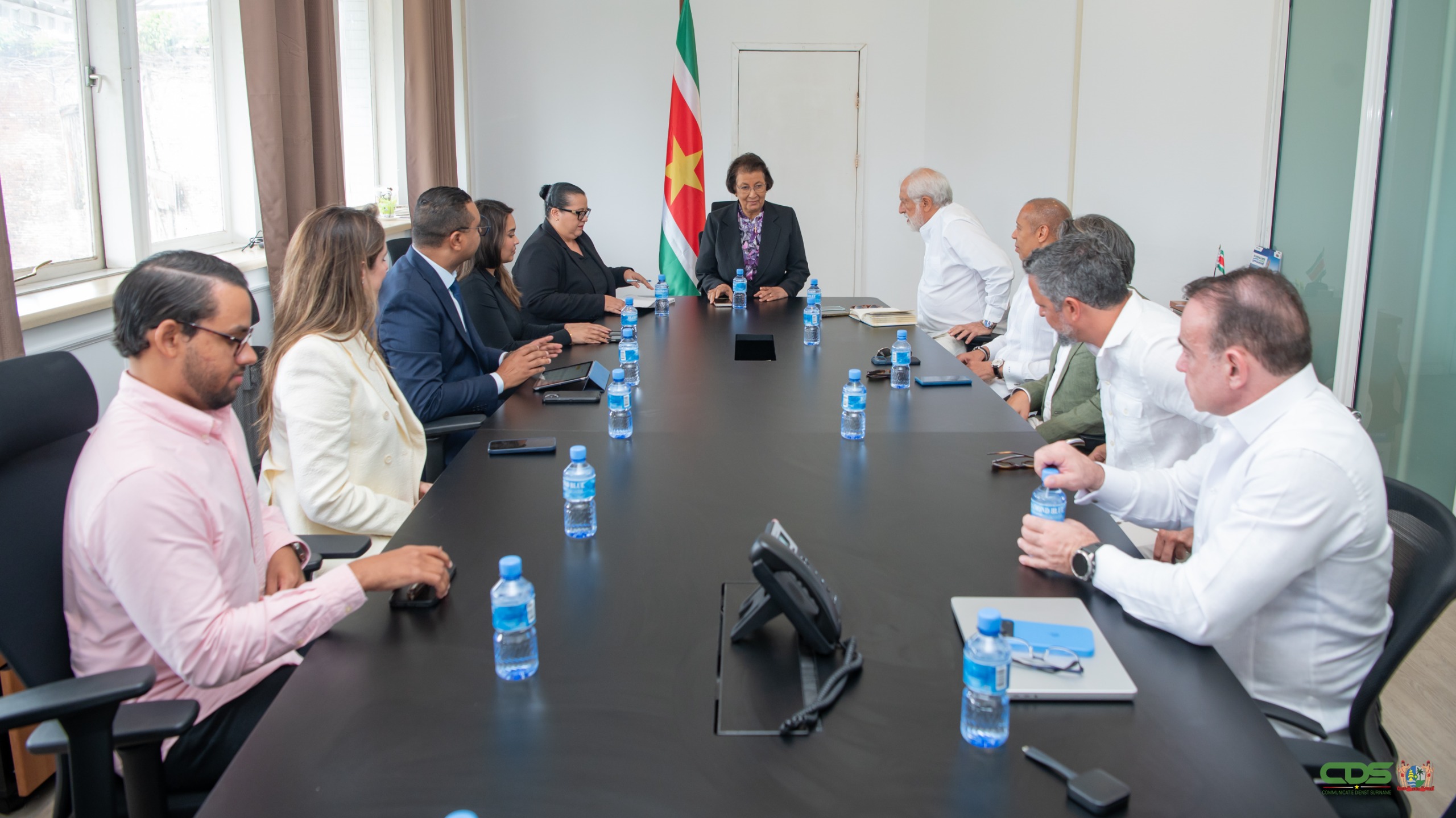 President Jennifer Simons ontvangt een delegatie van de InterEnergy Group tijdens een overleg over mogelijke investeringen in de Surinaamse energiesector.