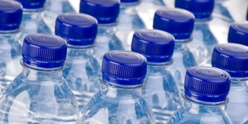 Flessen water vaak aan voorzijde winkels en blootgesteld aan zonlicht.