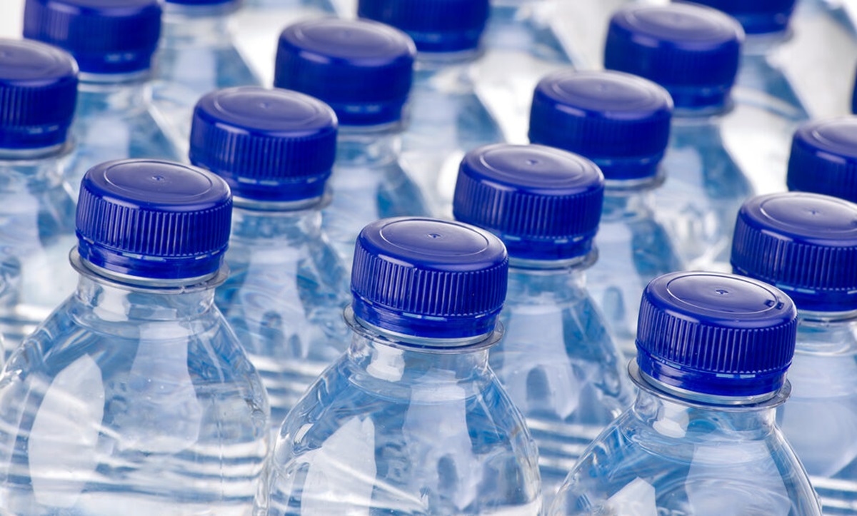 Flessen water vaak aan voorzijde winkels en blootgesteld aan zonlicht.