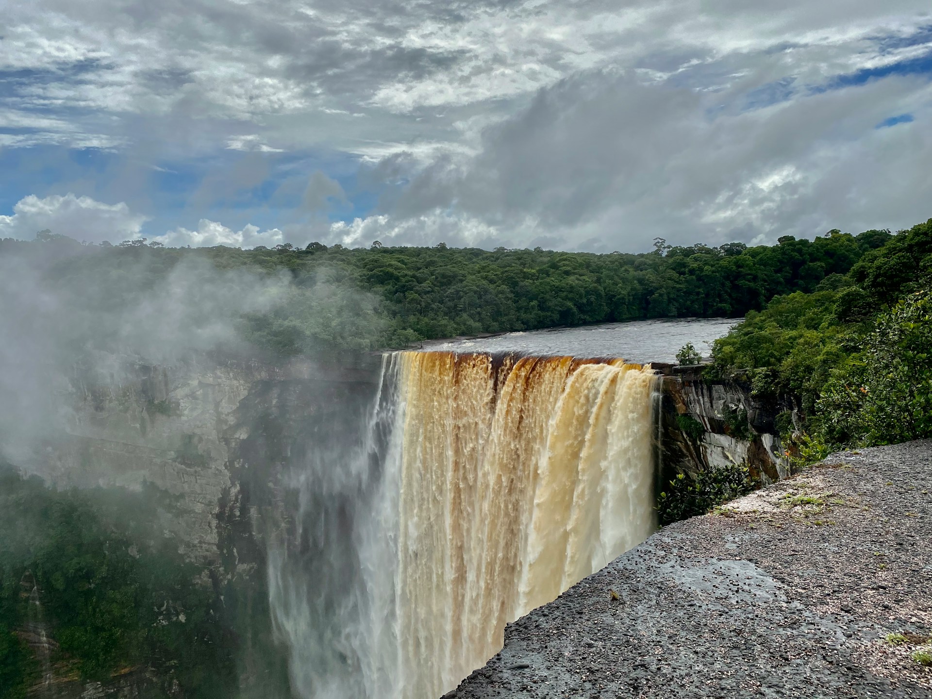 Hoewel Suriname bekendstaat om zijn prachtige stroomversnellingen (sula’s) en idyllische rivieren, beschikt Guyana over een natuurwereldwonder van de buitencategorie.