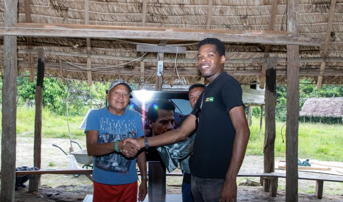 Bewoners van Kwamalasamutu en Alalapadu krijgen voor het eerst toegang tot internet en live WK-uitzendingen via nieuwe digitale voorzieningen. Foto: CDS