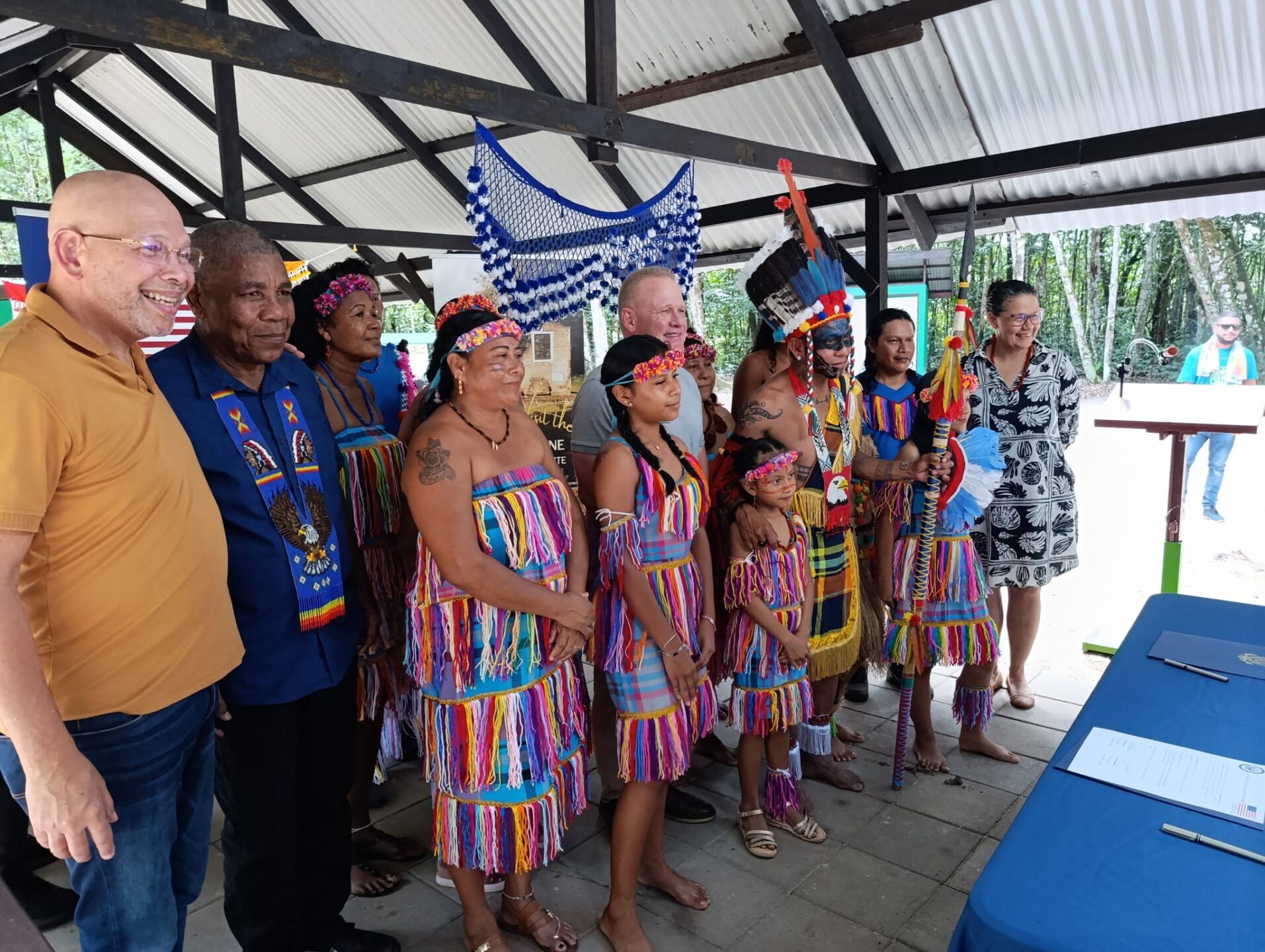 Ondertekeningsceremonie voor erfgoedbehoud Jodensavanne met steun van U.S. Ambassadors Fund.