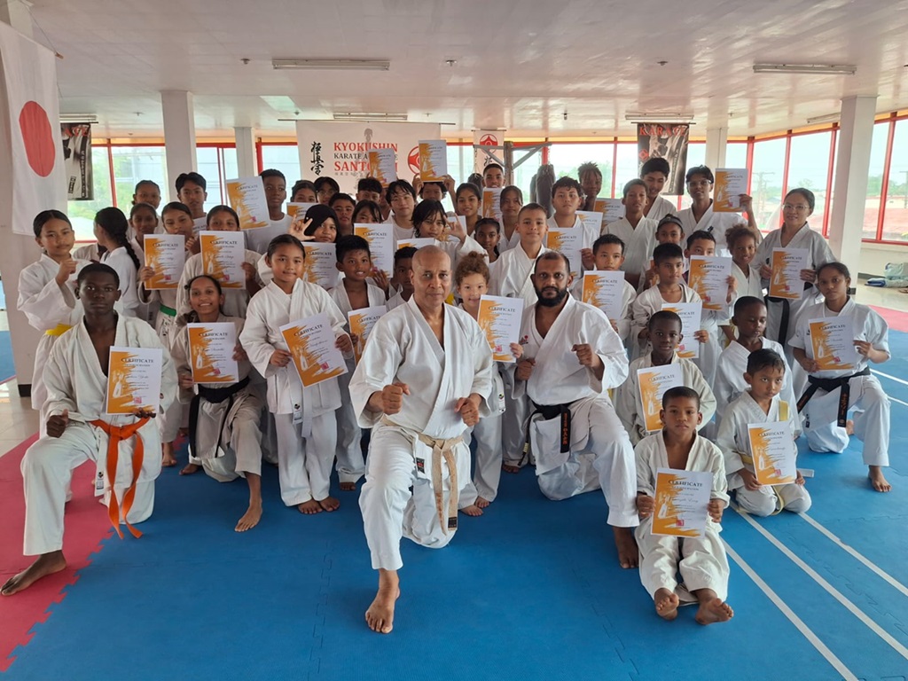 Karateka's scherpen vaardigheden aan tijdens succesvol seminar met Antoine Veronique.