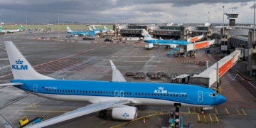 Voor sommigen voelt terugkeer niet als thuiskomen, maar als opnieuw emigreren. Foto: KLM kist op Schiphol