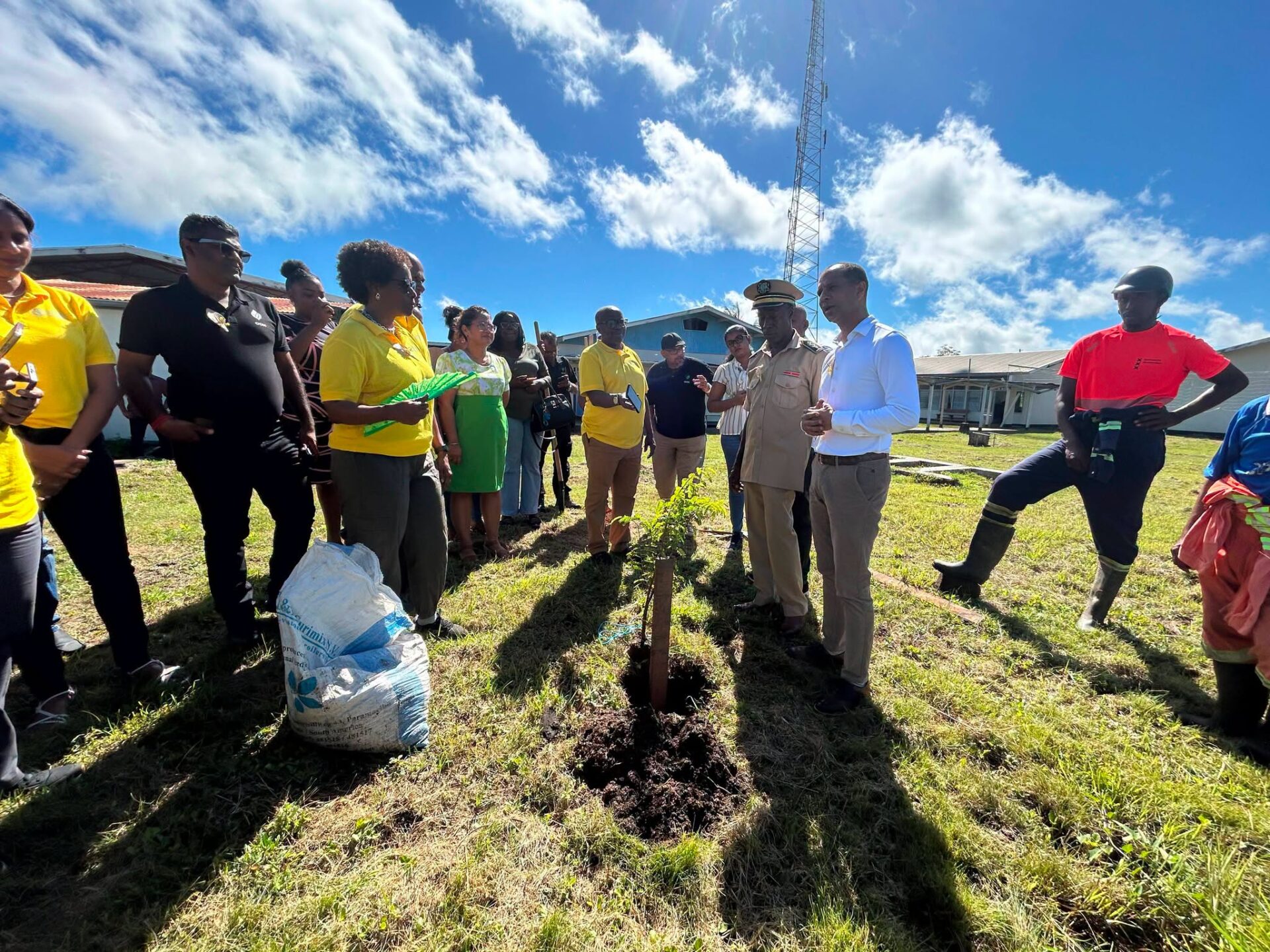 Minister Brunings roept jongeren op te investeren in een duurzaam Suriname