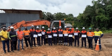 Tien deelnemers gecertificeerd in excavator training.