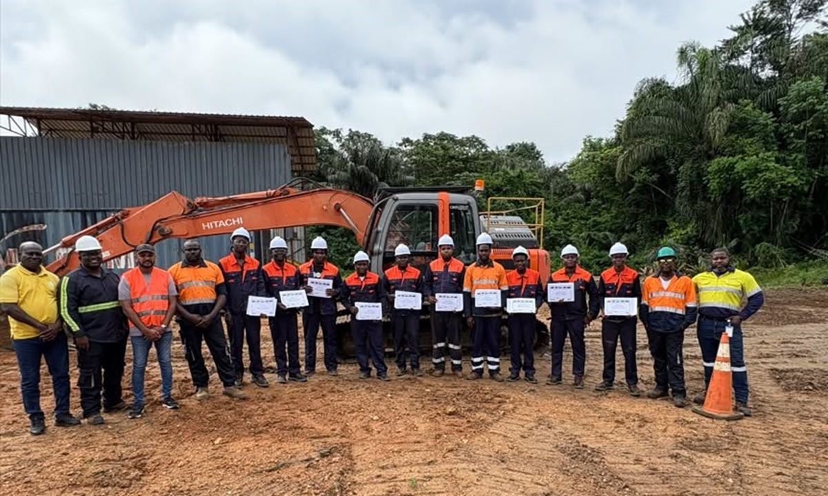 Tien deelnemers gecertificeerd in excavator training.