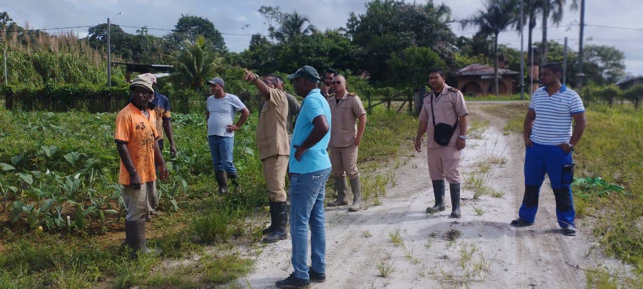 Districtscommissaris Saramacca bezoekt getroffen gebied Wayambo na overstromingen.