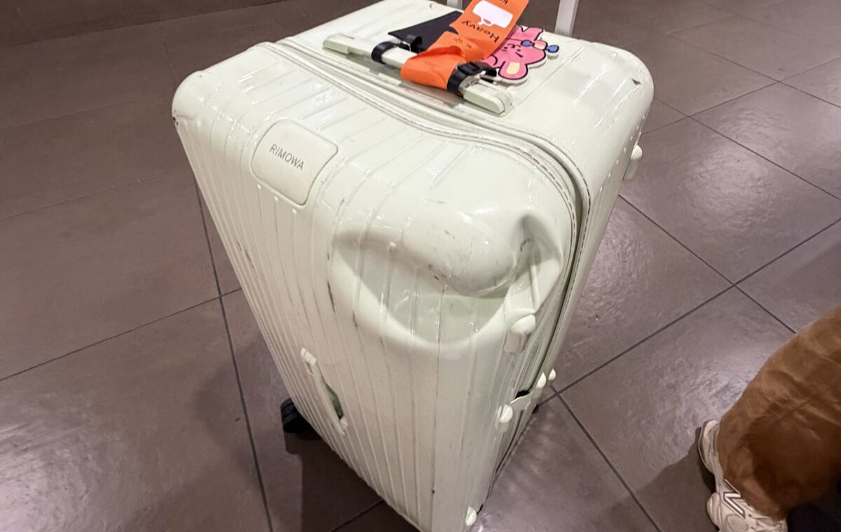Foto: bekende Nederlandse influencer @levelsio zegt dat deze peperdure koffer van bijna €1000 na één vlucht naar Portugal is verwoest
