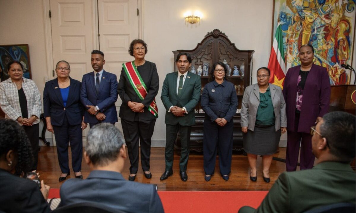 President Jennifer Simons beëdigt de nieuwe leden van het Tuchtcollege voor het Notariaat en het Advocaten Tuchtcollege. Foto: CDS