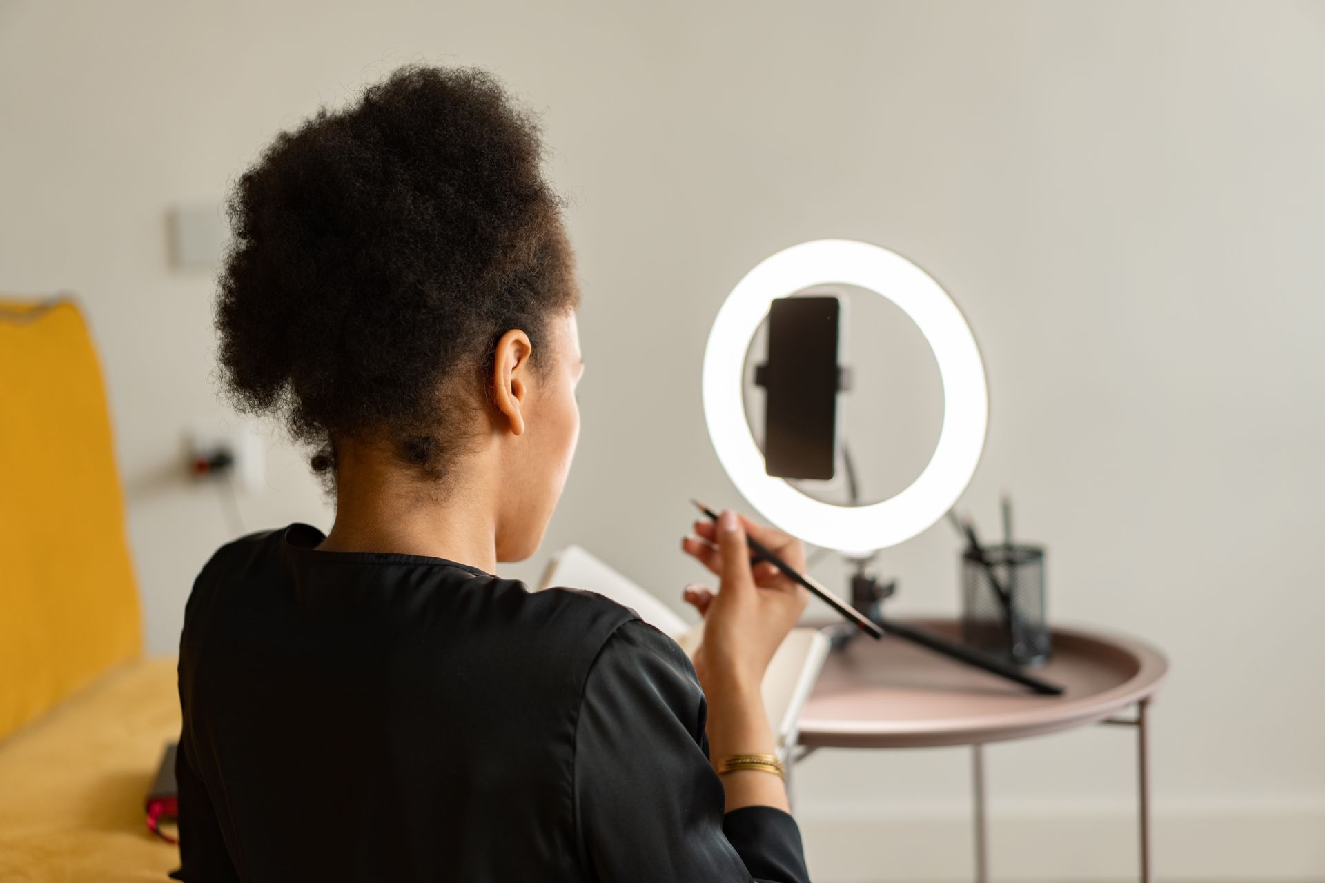 Wat betekent deze ontwikkeling voor Surinaamse contentmakers en het verdienmodel van echte influencers? Foto: illustratief